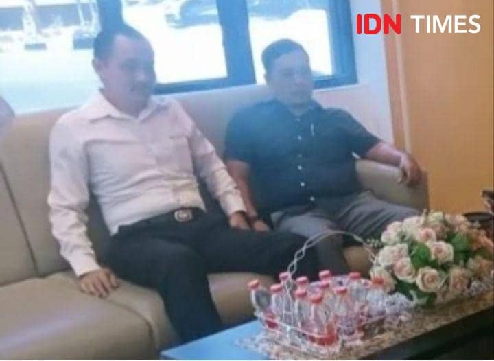 Salah satu pengacara dari Peradi SAI Purwokerto Eko Prihatin , SH (kanan), Senin (14/10/2024).(IDN Times/Cokie Sutrisno)