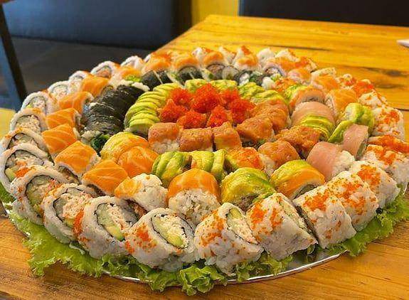 sushi combination di Waroeng Sushi (instagram.com/waroengsushi.bali)