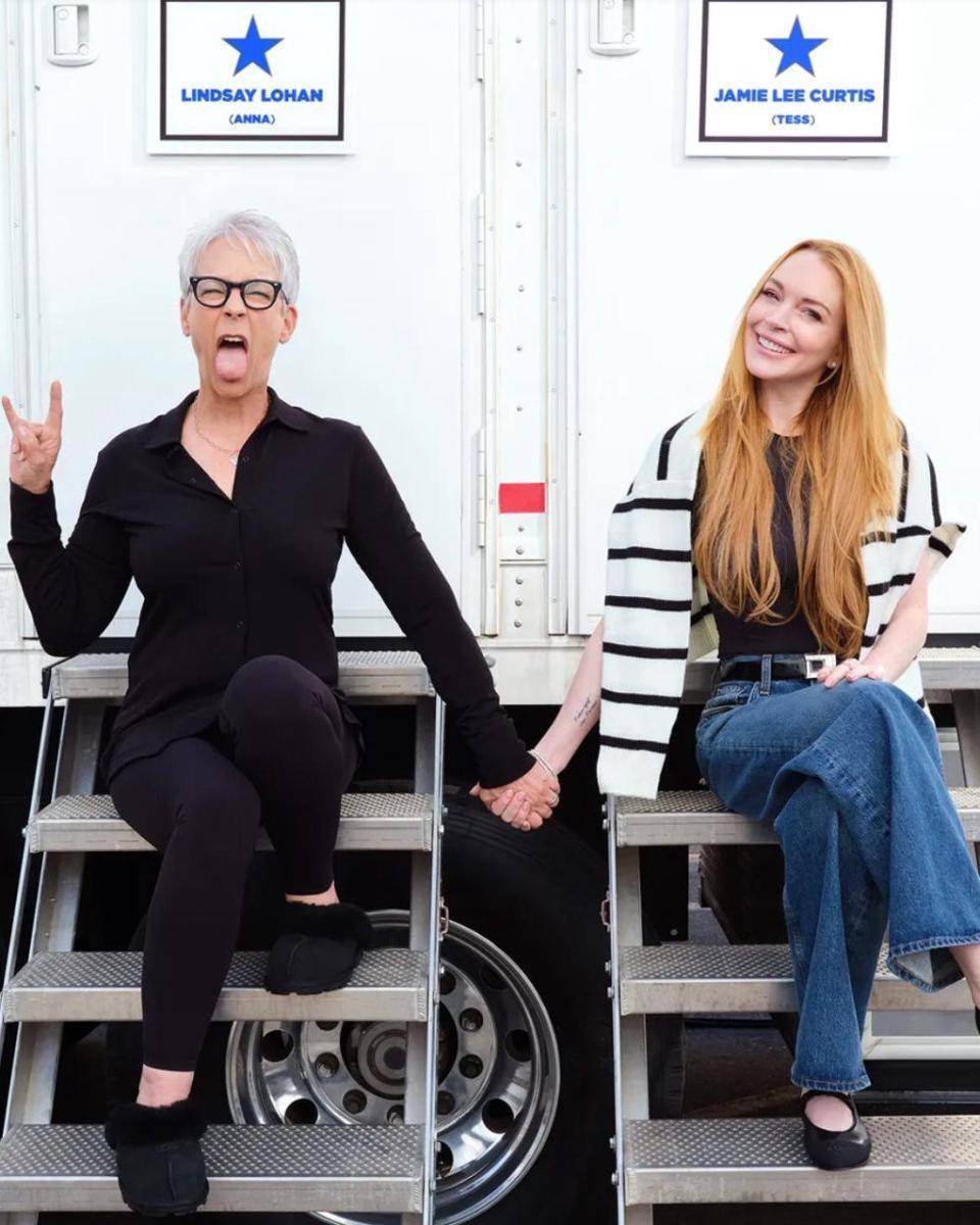 Jamie Lee Curtis dan Lindsay Lohan di lokasi syuting Freakier Friday. (instagram.com/jamieleecurtis)