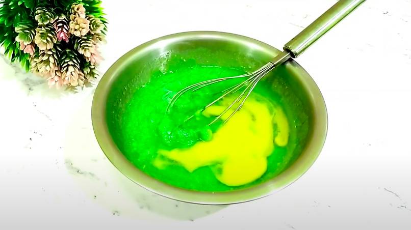 ilustrasi membuat adonan muffin tape pandan (YouTube.com/Dapur Fantasy)