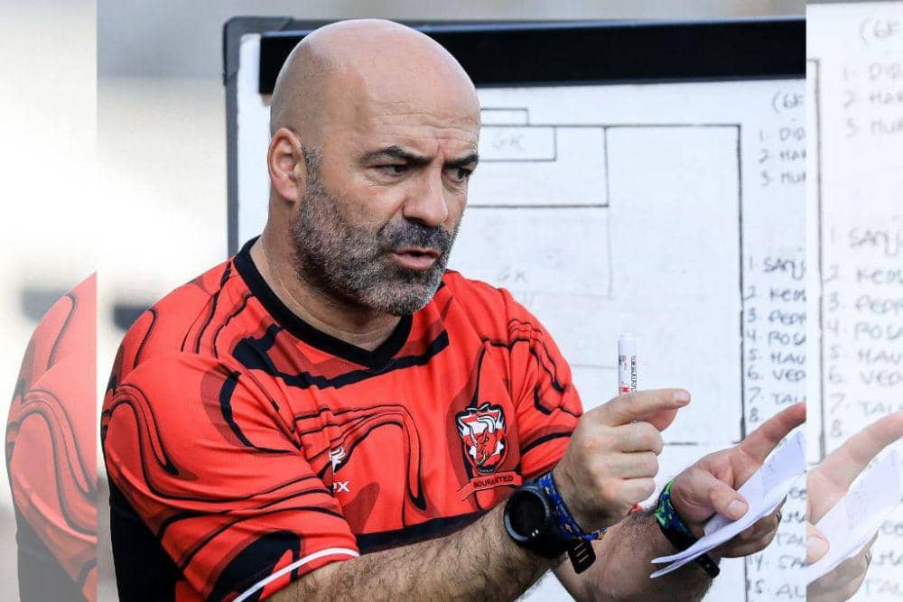 Pelatih kepala Madura United, Paulo Menezes, saat memimpin sesi latihan di Stadion Gelora Bangkalan pada 9 September 2024. (Instagram.com/maduraunited.fc)