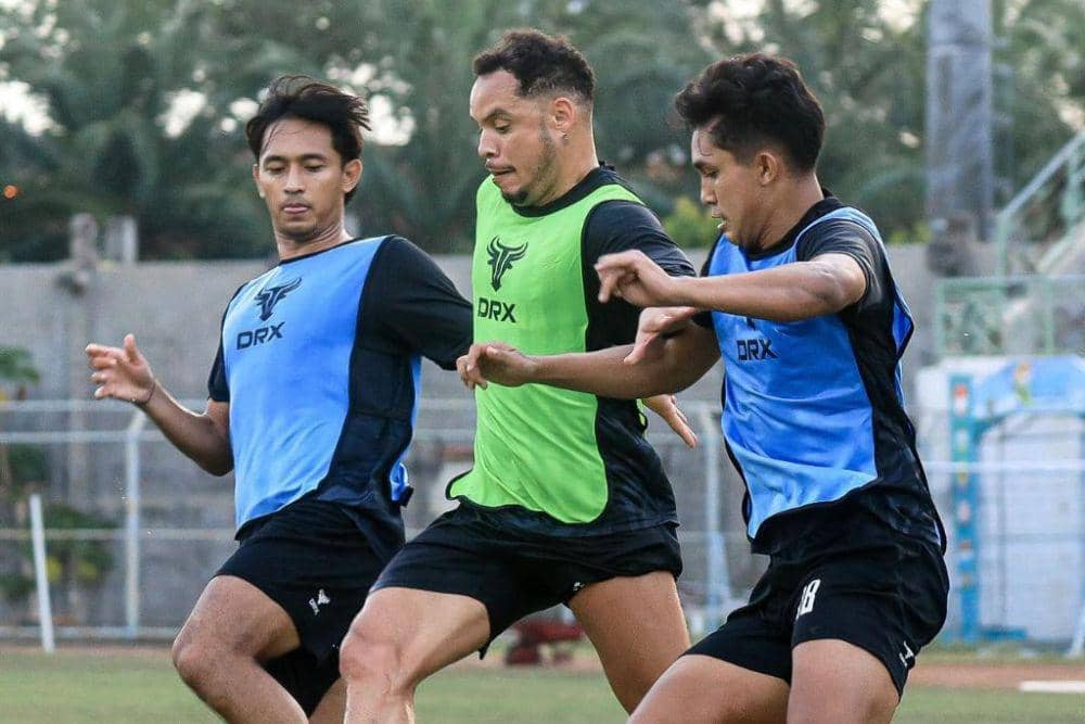 Para pemain Madura United dalam sesi latihan di Stadion Gelora Bangkalan pada 9 September 2024. (Instagram.com/maduraunited.fc)