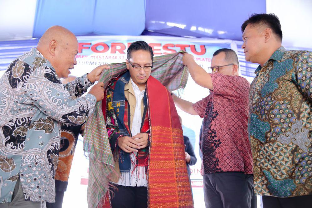 Tokoh Etnis Berbagai Budaya Menyematkan Ulos pada Rico Waas