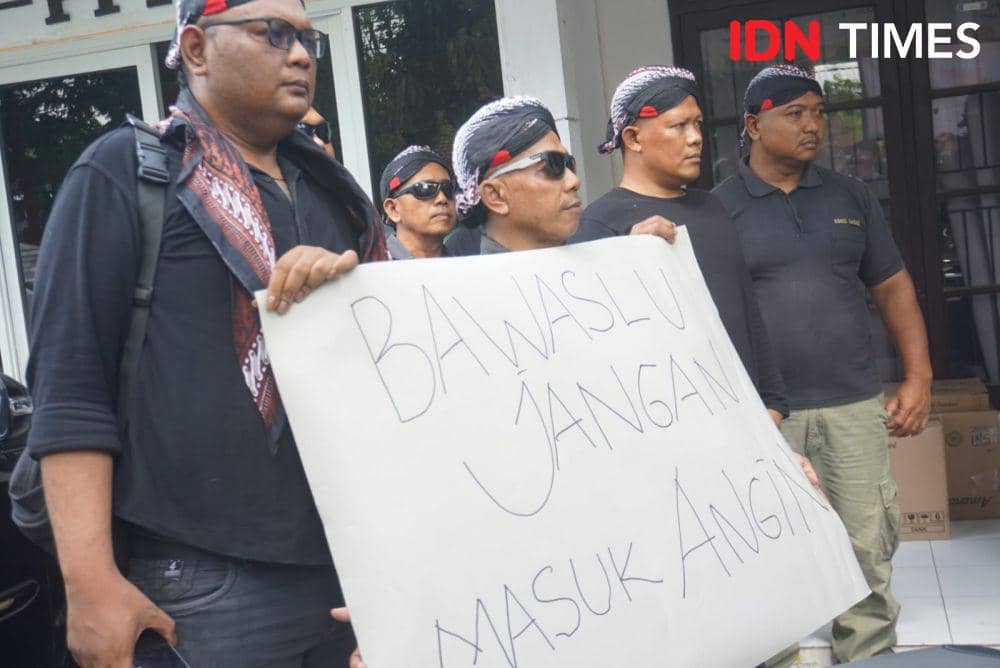 FMM adukan 4 lurah di Sleman ke Bawaslu. (IDN Times/Tunggul Damarjati)