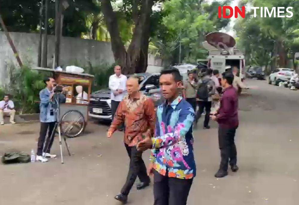 Dudy Purwagandhi jadi salah satu orang yang datangi rumah Presiden Terpilih, Prabowo Subianto di Jalan Kertanegara IV, Jakarta Selatan, Senin (14/10/2024). (IDN Times/Tata Firza)