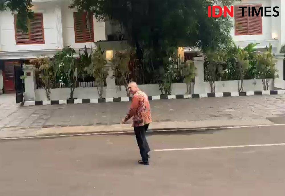 Dudy Purwagandhi jadi salah satu orang yang datangi rumah Presiden Terpilih, Prabowo Subianto di Jalan Kertanegara IV, Jakarta Selatan, Senin (14/10/2024). (IDN Times/Tata Firza)