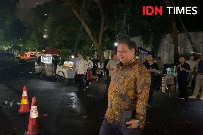 Airlangga Hartarto jadi salah satu orang yang datangi rumah Presiden Terpilih, Prabowo Subianto di Jalan Kertanegara IV, Jakarta Selatan, Senin (14/10/2024). (IDN Times/Tata Firza)