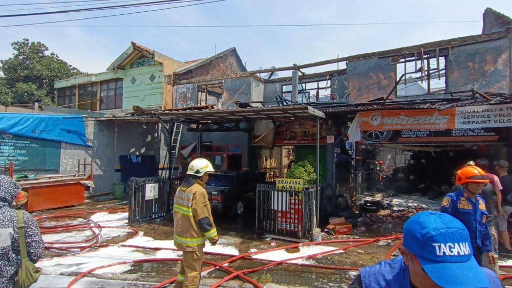 Kebakaran Besar Landa 13 Kontrakan di Kota Bandung