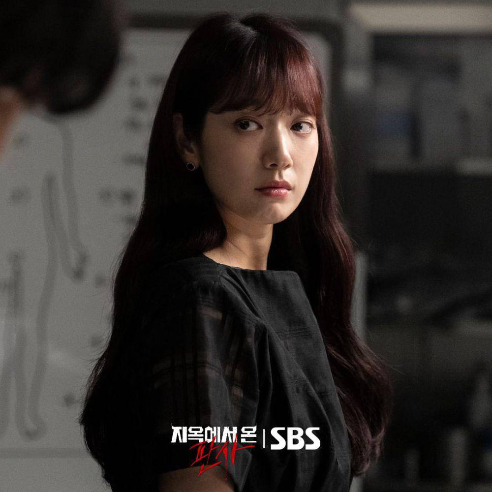 potret Park Shin Hye dalam drama Korea The Judge From Hell (dok. SBS)