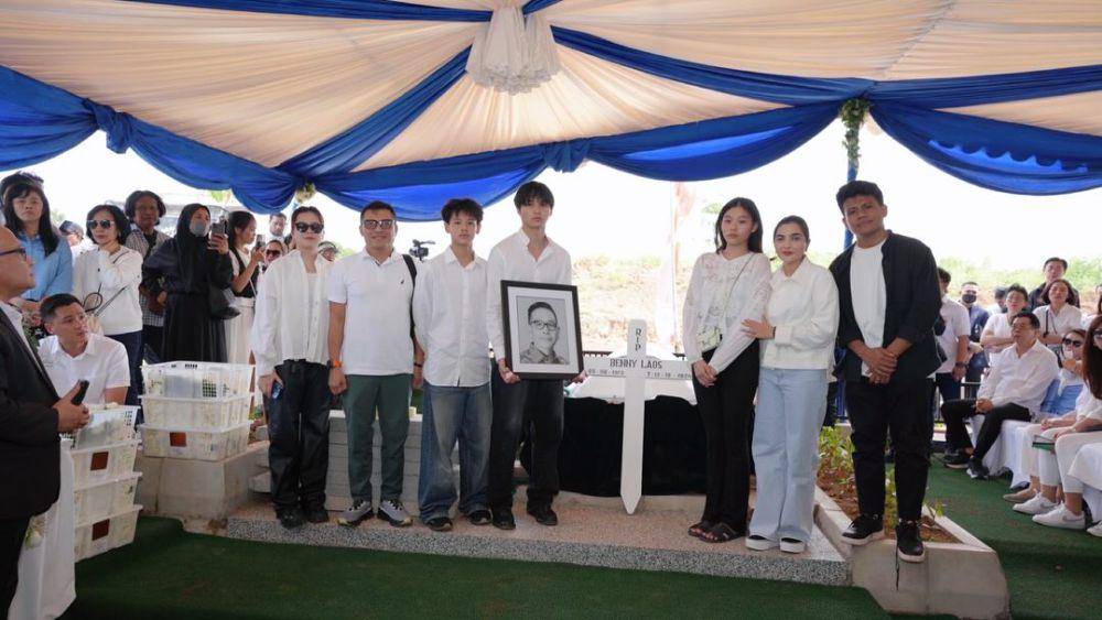 Ashanty dan Anang di pemakaman Benny Laos (Instagram.com/ashanty_ash)