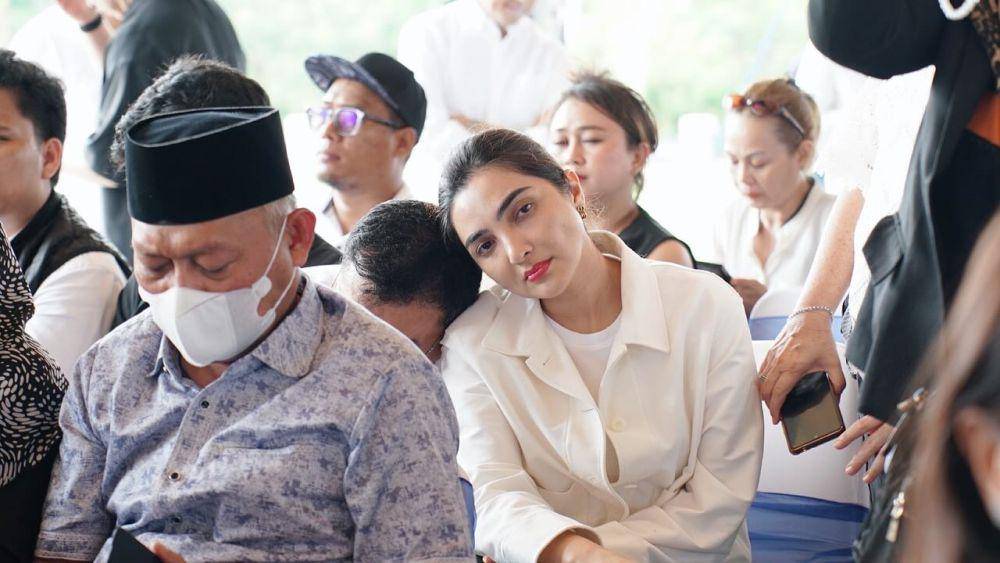 Ashanty dan Anang di pemakaman Benny Laos (Instagram.com/ashanty_ash)