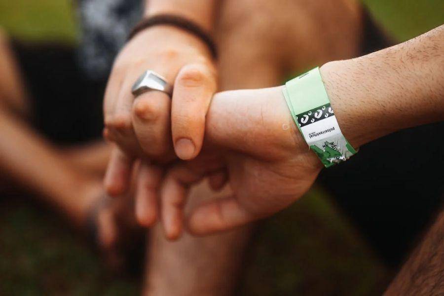 ilustrasi gelang konser (pexels.com/Matheus Bertelli)
