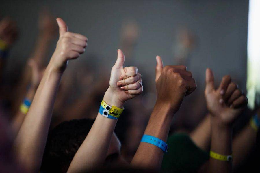 ilustrasi gelang konser (pexels.com/Filipe Adrian)