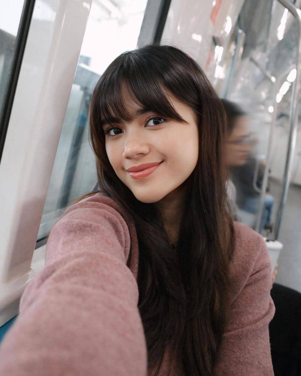 potret Audi Marissa naik MRT (instagram.com/audimarissa)