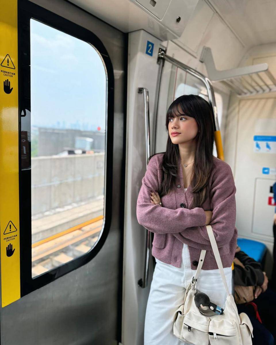 potret Audi Marissa naik MRT (instagram.com/audimarissa)