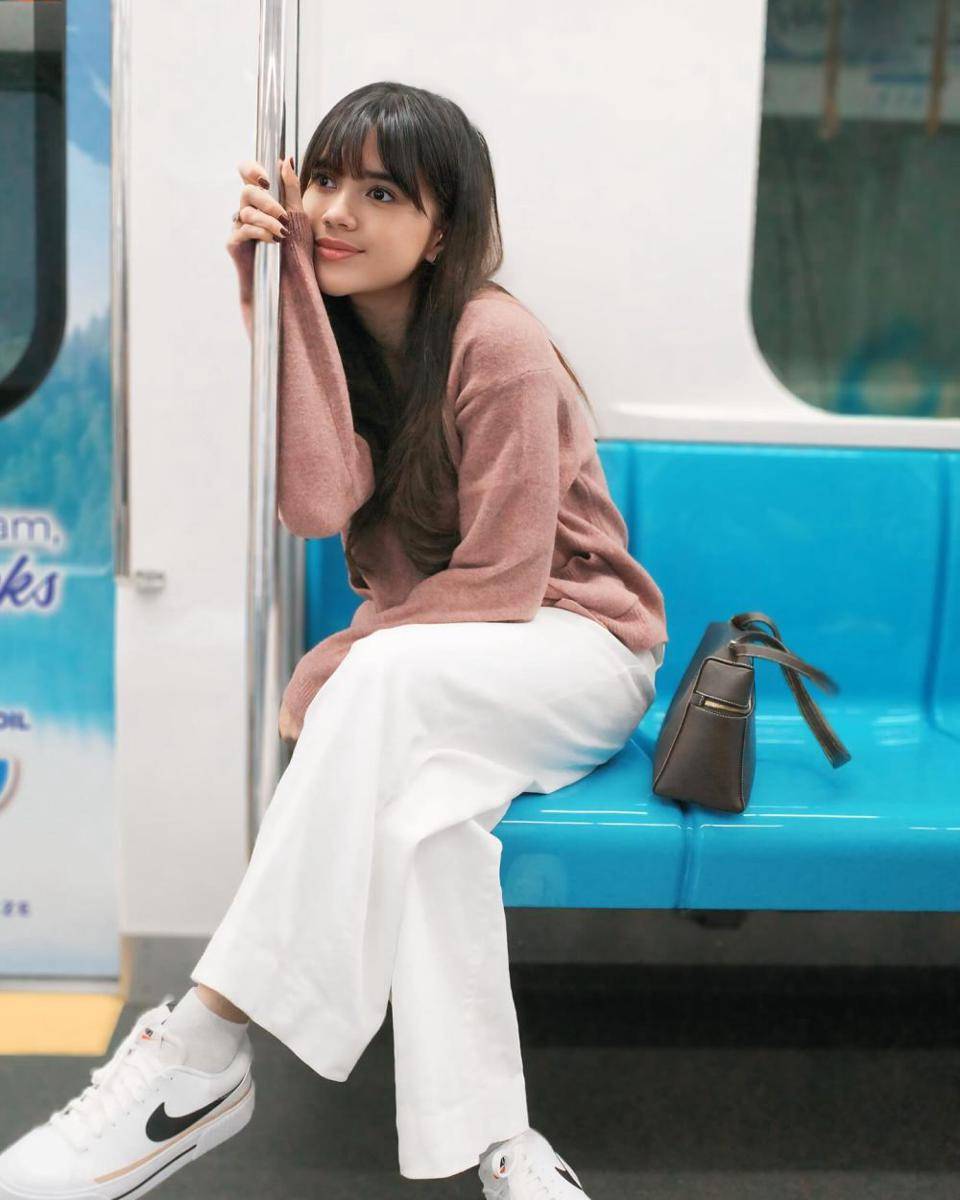 potret Audi Marissa naik MRT (instagram.com/audimarissa)