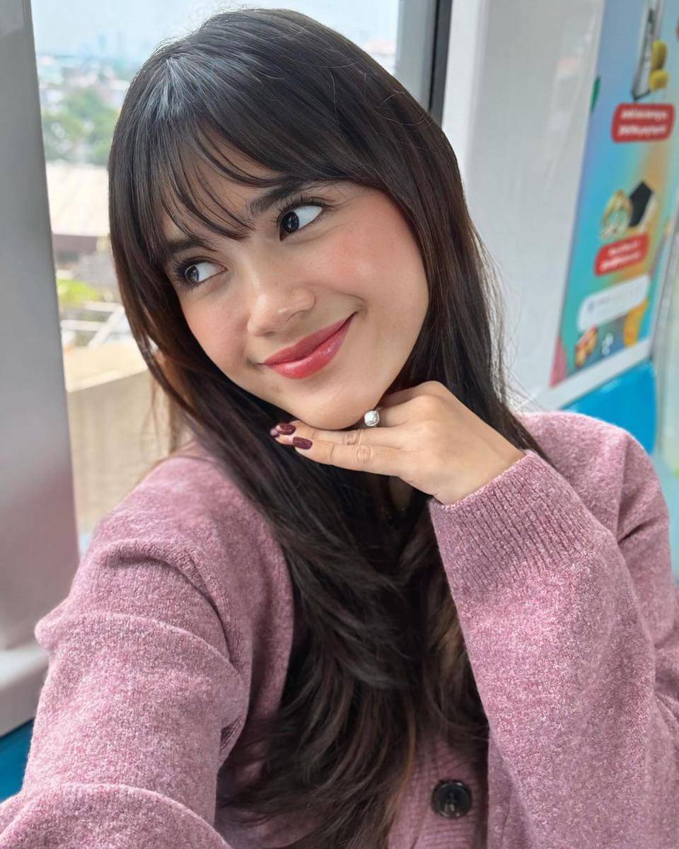 potret Audi Marissa naik MRT (instagram.com/audimarissa)