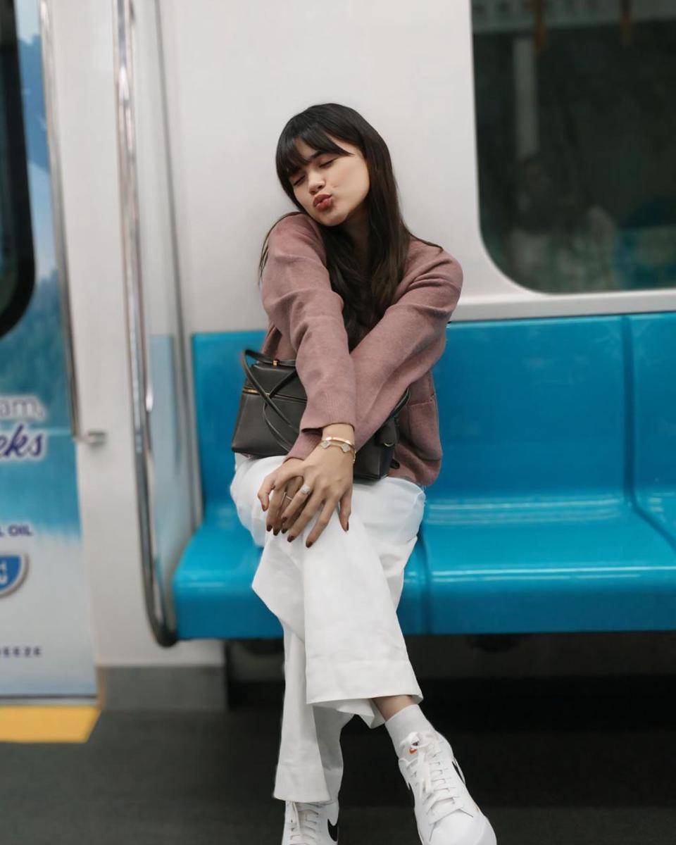 potret Audi Marissa naik MRT (instagram.com/audimarissa)