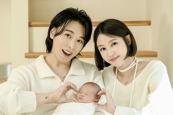 7 Pemotretan Keluarga Sungmin SuJu, Bahagia Bareng Istri dan Anak
