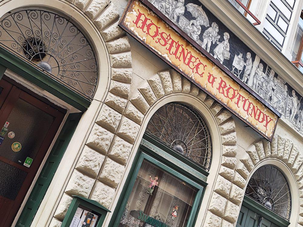 Demi Tarik Turis Beradab, Praha Larang 'Pub Crawl' Malam