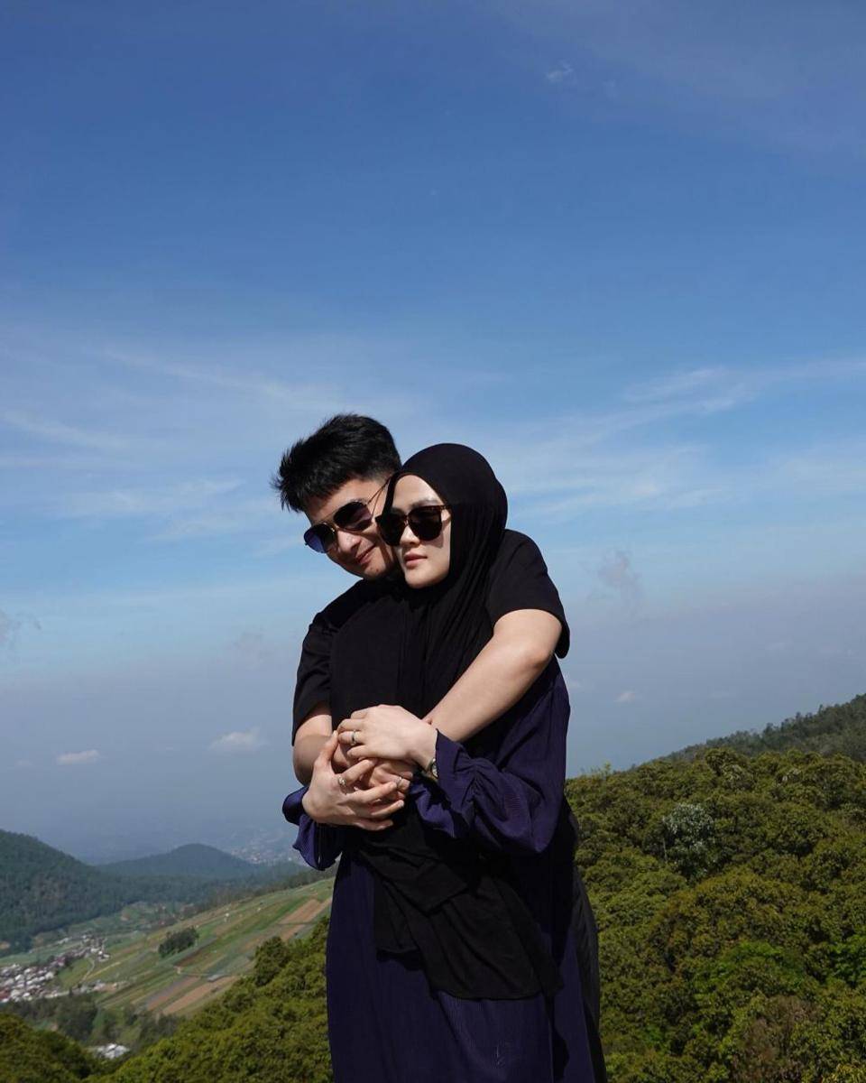 potret Alvin Faiz dan Henny Rahman liburan di Tawangmangu (instagram.com/hennyyrahman)