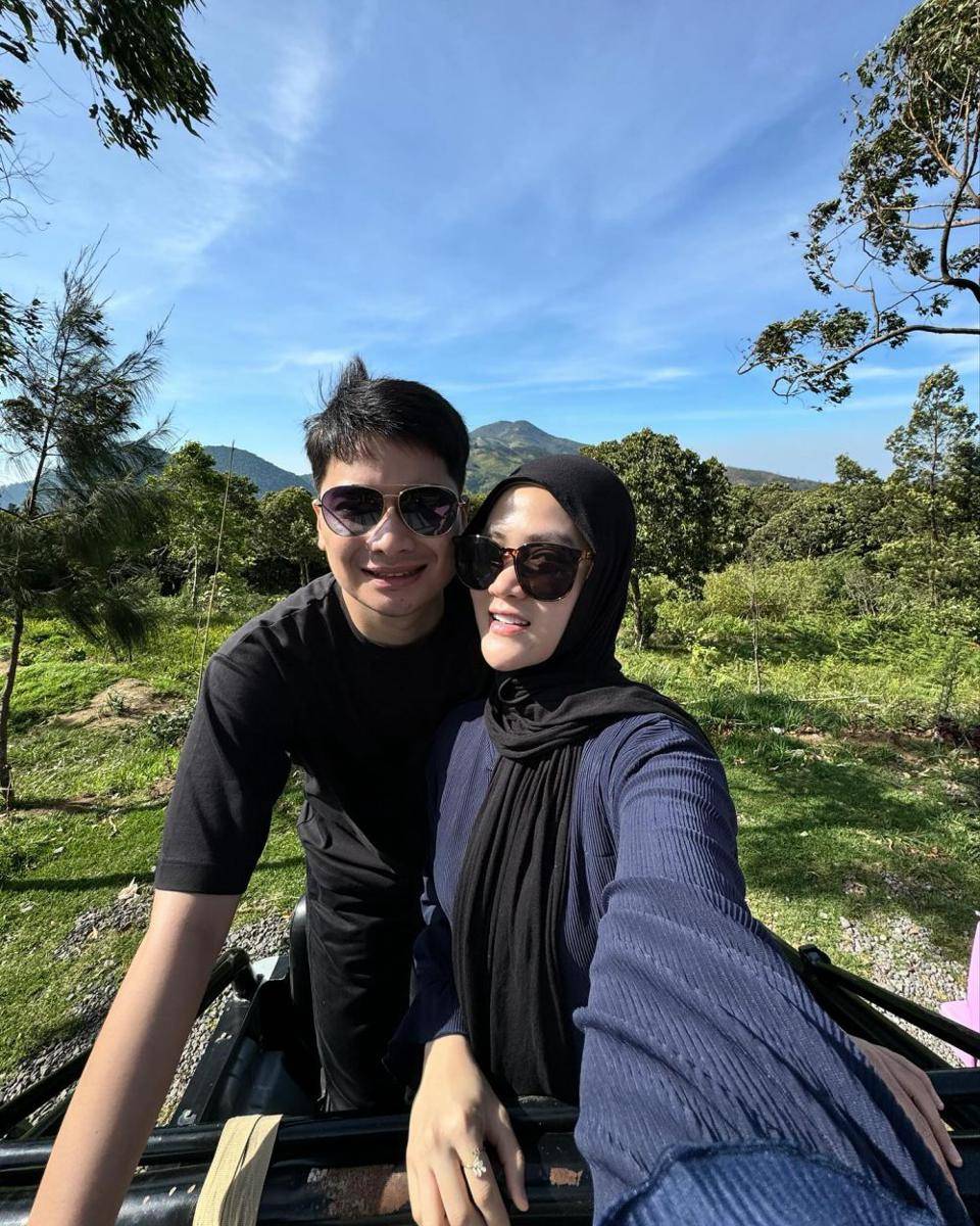 potret Alvin Faiz dan Henny Rahman liburan di Tawangmangu (instagram.com/hennyyrahman)