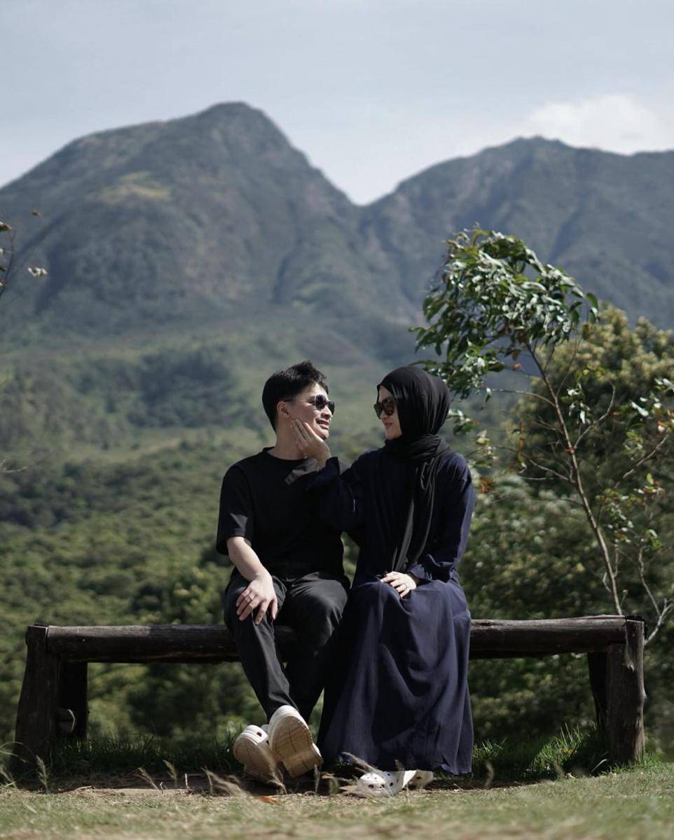potret Alvin Faiz dan Henny Rahman liburan di Tawangmangu (instagram.com/hennyyrahman)