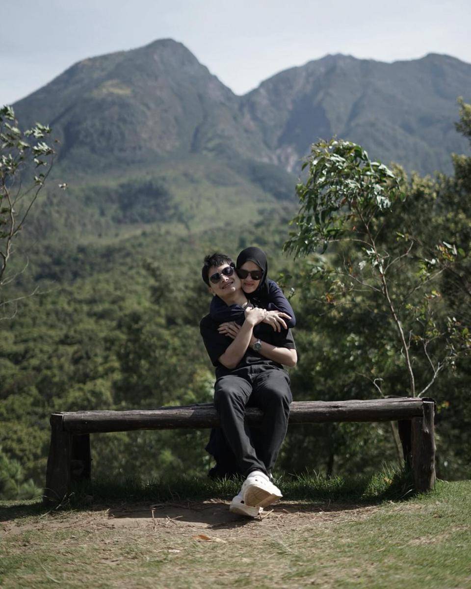 potret Alvin Faiz dan Henny Rahman liburan di Tawangmangu (instagram.com/hennyyrahman)