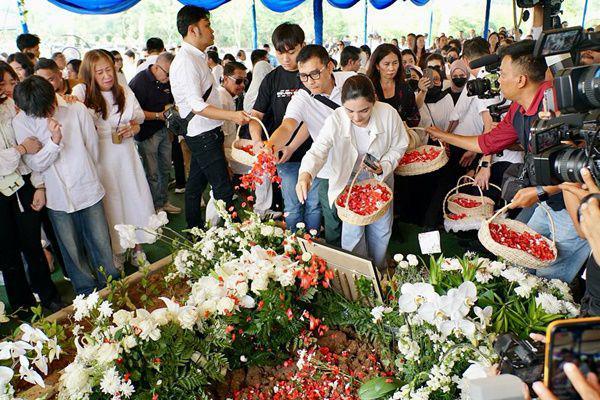 7 Potret Ashanty dan Anang Hadiri Pemakaman Benny Laos, Penuh Duka