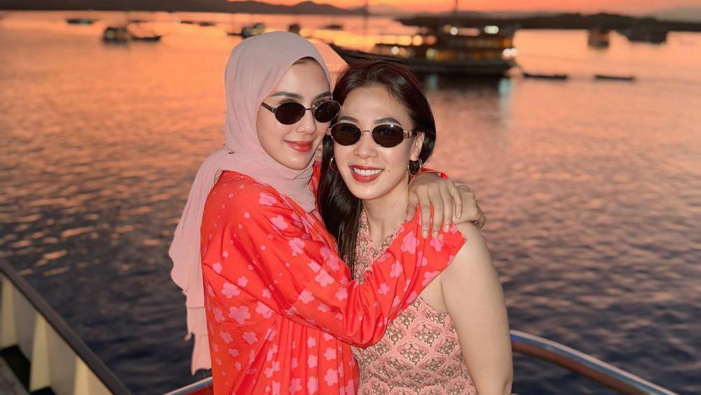 7 Potret Syahnaz Ikut Birthday Trip Marlene Hariman, Cerah!