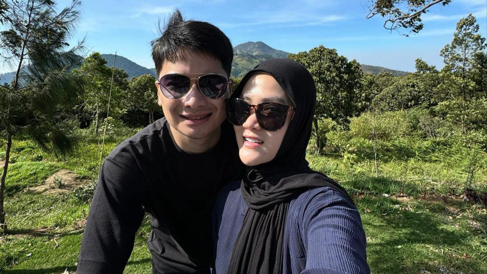 8 Potret Alvin Faiz dan Henny Rahman Liburan di Tawangmangu, Romantis!