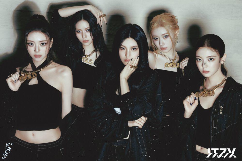 potret ITZY di album GOLD (x.com/ITZYofficial)