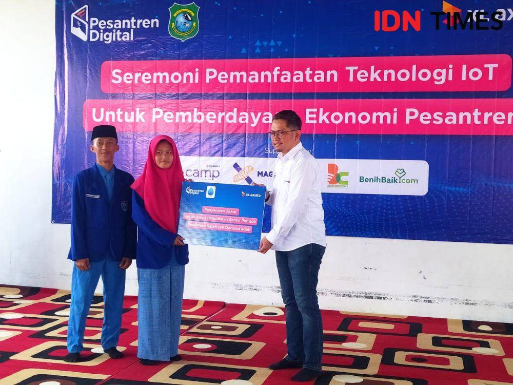 XL Axiata memberikan donasi ke Pondok Pesantren Salafiyah Darussa’adah, Kabupaten Lampung Tengah, Provinsi Lampung. (IDN Times/Martin L Tobing).