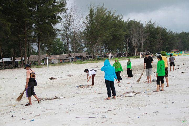 bersih pantai dok. pribadi/phulianegara