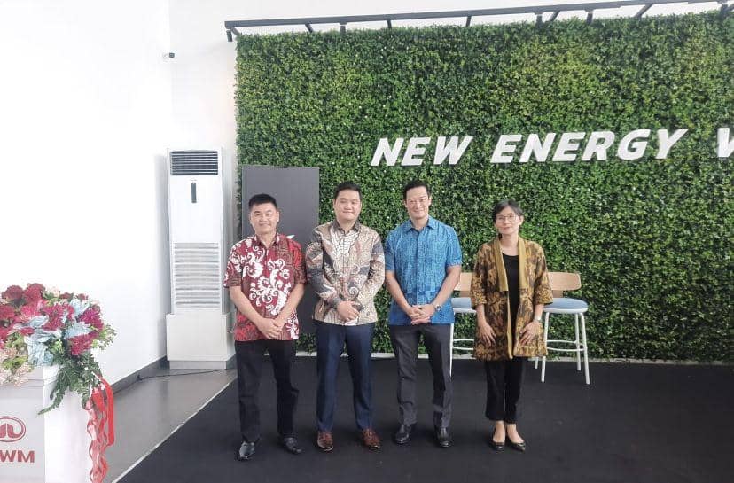 Khoo Shao Tze, President Director of Inchcape Automotive Indonesia (kedua kiri) bersama Lisa Wijaya, Sales & Network Director GWM Indonesia (kiri), Darius Syahputra, Chief Executive Officer PT Mimosa Putra Abadi (kedua kanan) dan  Wongso Darno, Chief Operating Officer PT Mimosa Putra Abadi saat peresmian dealer GWM di Sumatera Utara di Jl. Sisingamangaraja No.1 KM 5, Medan (Dok. Istimewa)