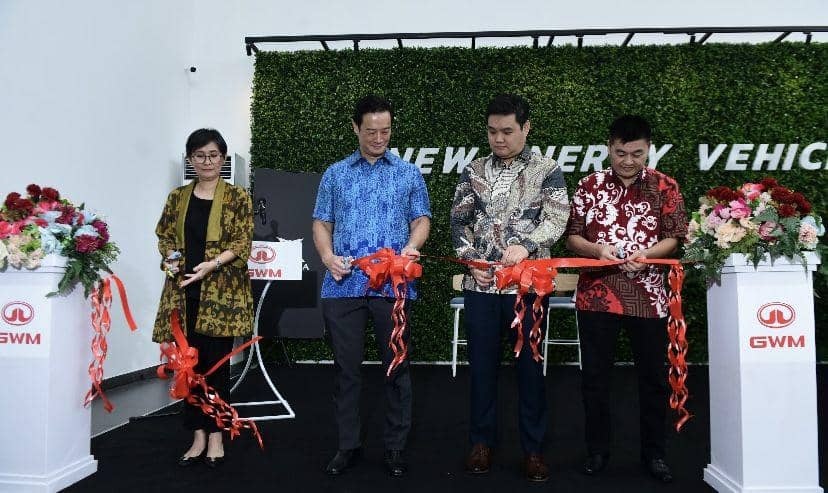 Khoo Shao Tze, President Director of Inchcape Automotive Indonesia (kedua kiri) bersama Lisa Wijaya, Sales & Network Director GWM Indonesia (kiri), Darius Syahputra, Chief Executive Officer PT Mimosa Putra Abadi (kedua kanan) dan  Wongso Darno, Chief Operating Officer PT Mimosa Putra Abadi saat peresmian dealer GWM di Sumatera Utara di Jl. Sisingamangaraja No.1 KM 5, Medan (Dok. Istimewa)