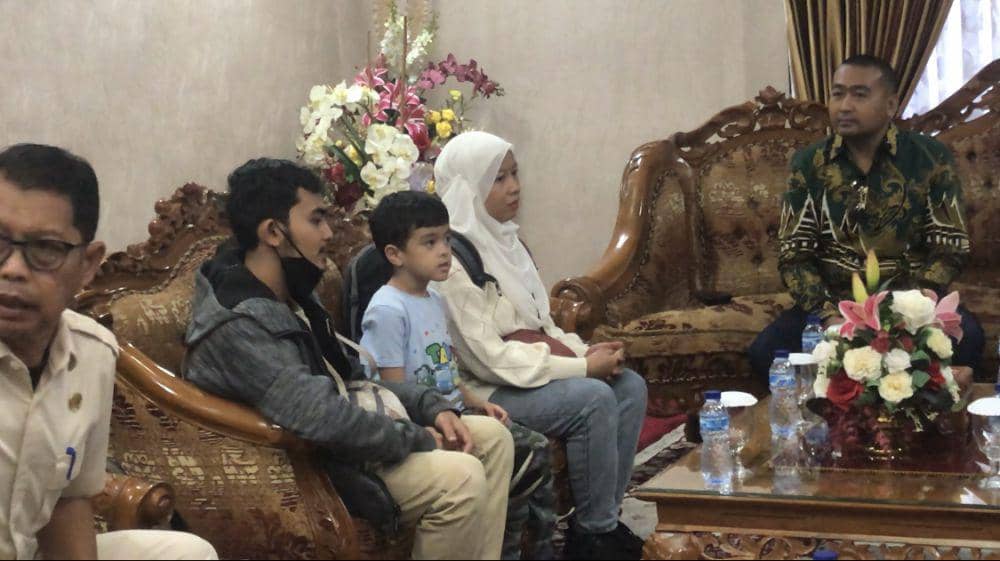 Plt Gubernur Sumbar, Audy Joynaldi menyambut warga Sumbar yang dievakuasi dari Lebanon (Foto: Halbert Caniago/IDN Times)
