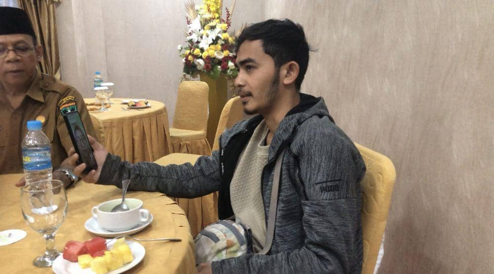 Muhammad Luthfi Ahmadi menghubungi orang tuanya (Foto: Halbert Caniago/IDN Times)