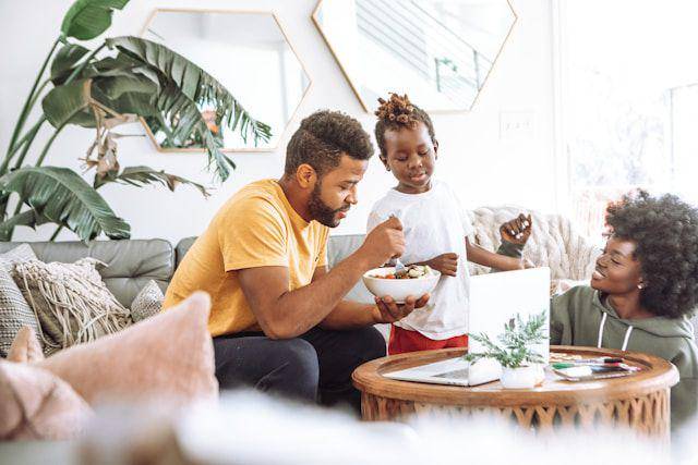 ilustrasi pria menghabiskan waktu bersama keluarga (unsplash.com/Jimmy Dean)
