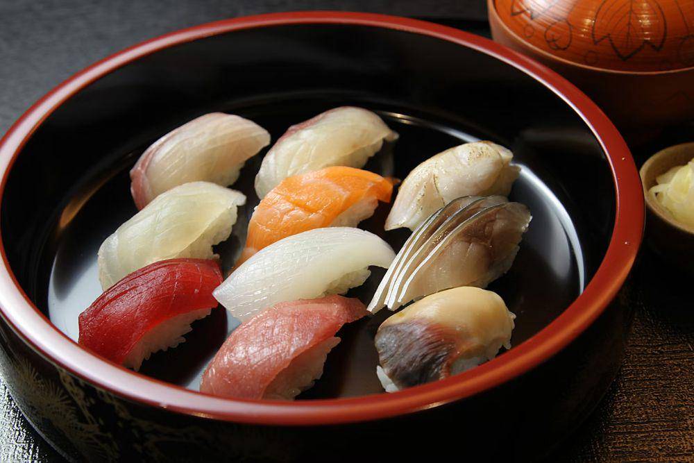 ilustrasi sushi (unsplash.com/Tadahiro Higuchi)