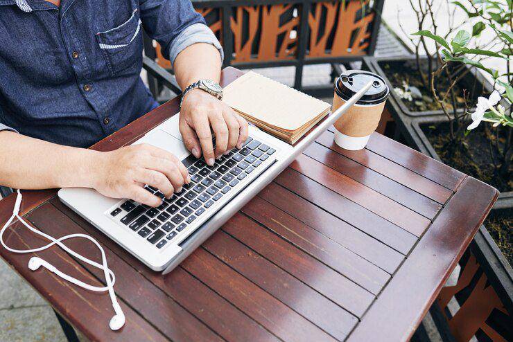 mengetik keyboard (freepik.com/pressfoto)