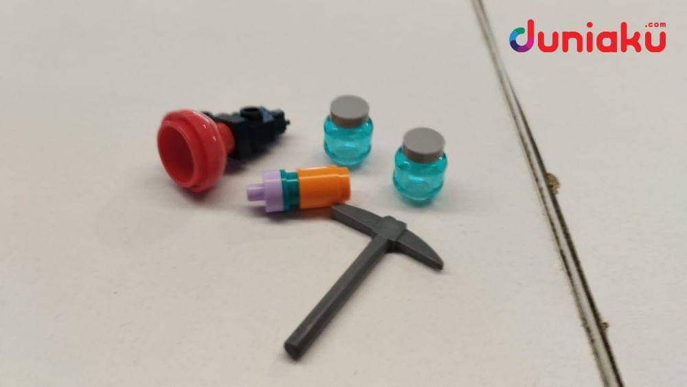 Foto aksesoris yang termasuk LEGO® Fortnite Battle Bus, diambil oleh Fahrul Razi Uni Nurullah. (Dok. LEGO® , Duniaku.com/Fahrul Razi Uni Nurullah)