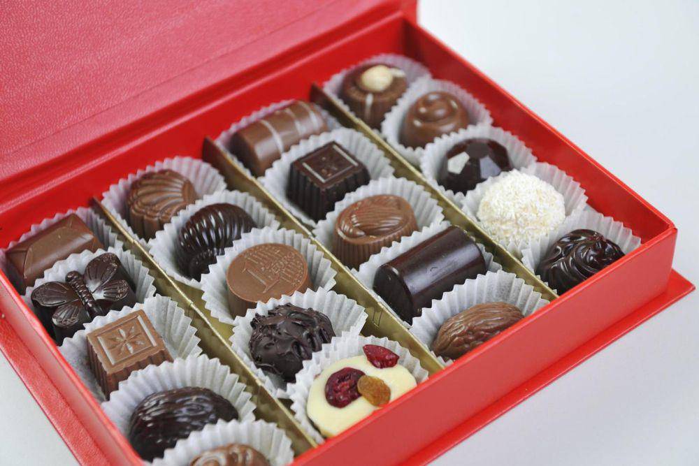 ilustrasi cokelat praline (vecteezy.com/dotshock)