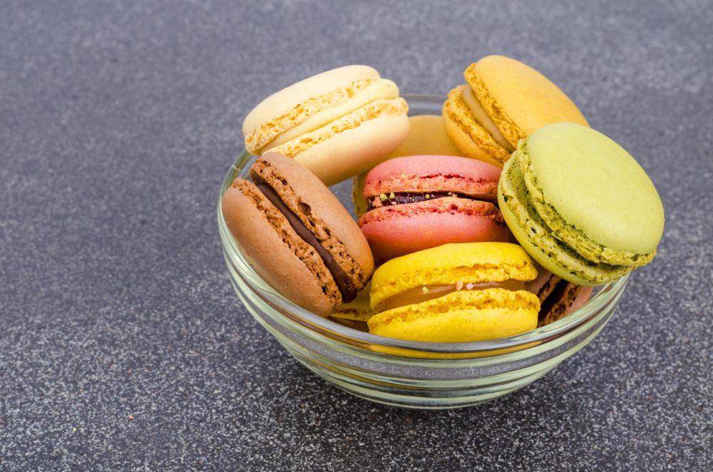 ilustrasi macaroons (vecteezy.com/artcookstudio)