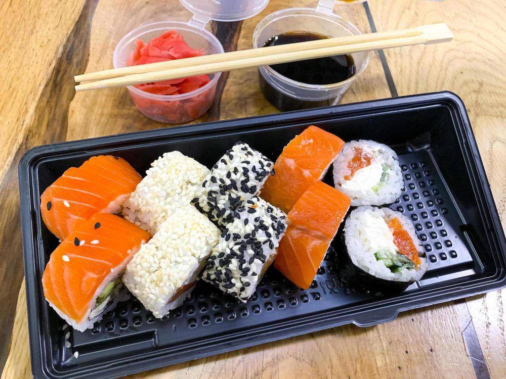 ilustrasi sushi box (vecteezy.com/artcookstudio)