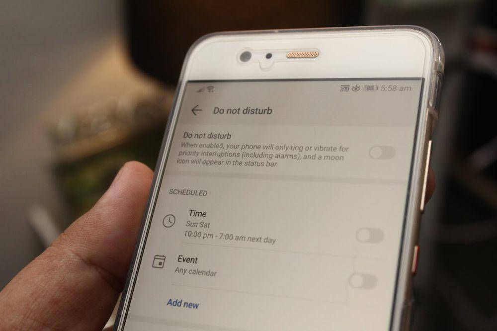 Ilustrasi mengaktifkan mode "Do not disturb" pada smartphone (pexels.com/Daniel Moises Magulado)