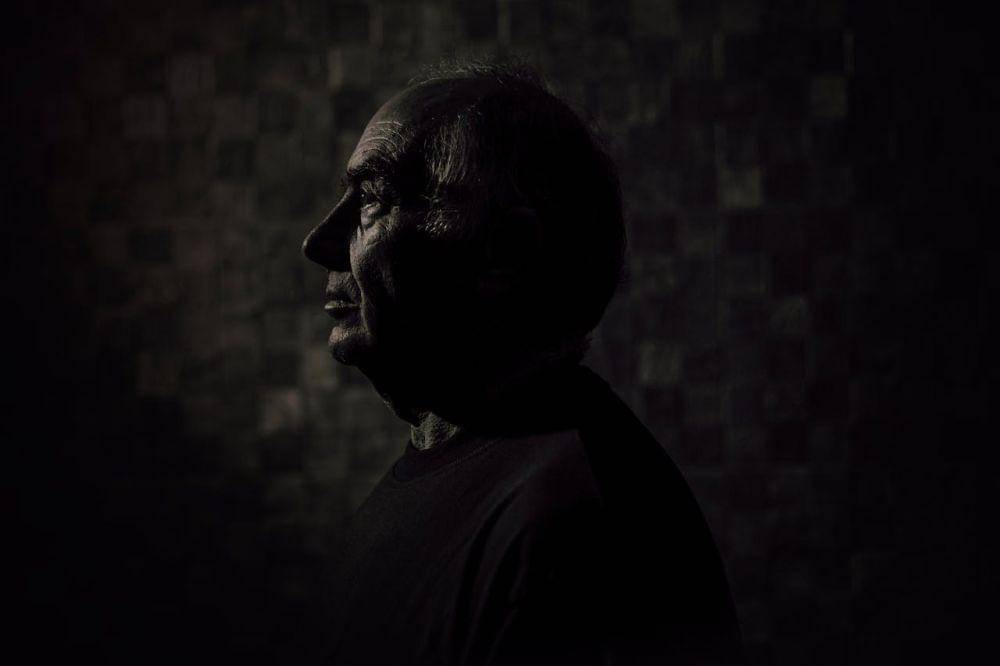 ilustrasi seorang pria tua (pexels.com/Juan Pablo Serrano)