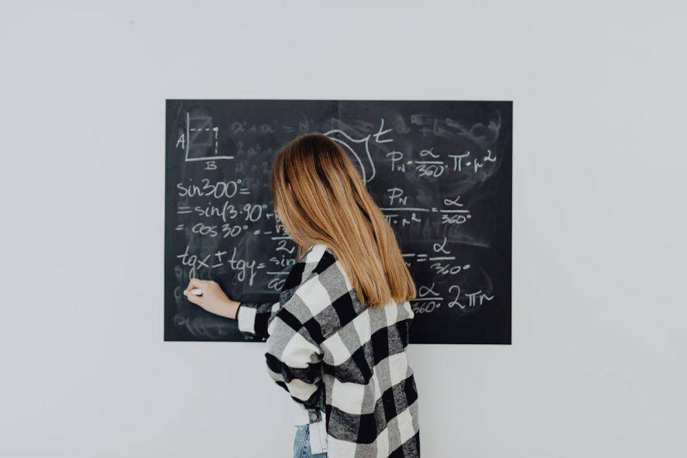 ilustrasi pelajaran matematika (pexels.com/Photo By: Kaboompics.com)