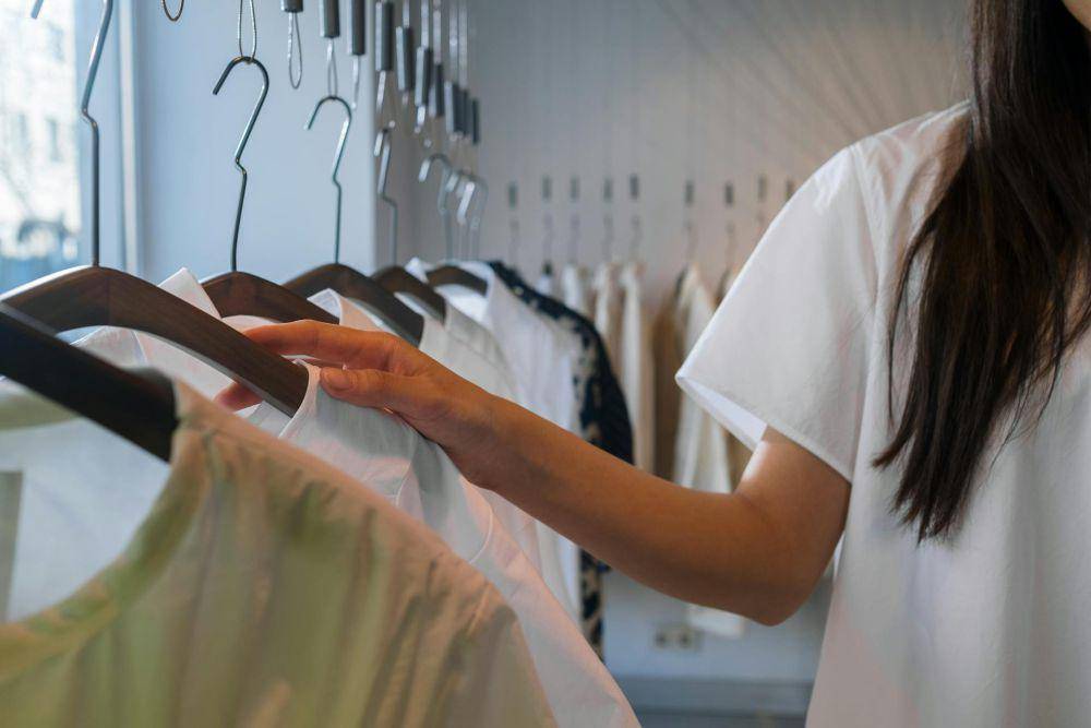 Tips berpakaian di musim panas (pexels.com/Ron Lach)