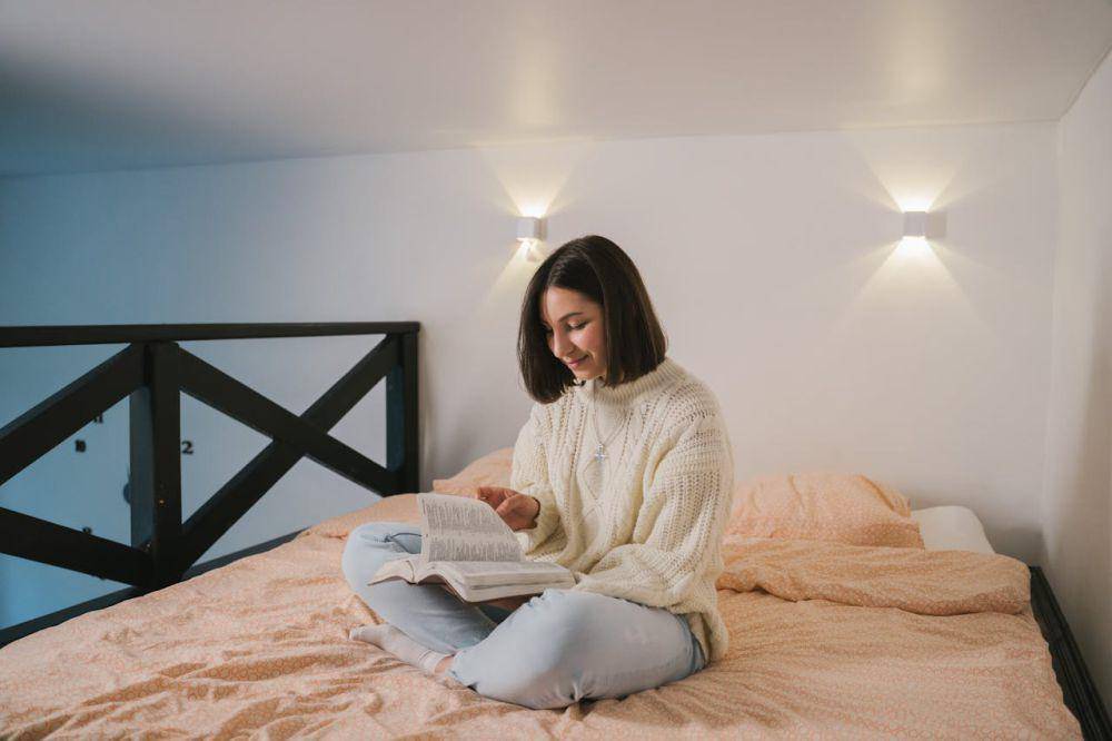 Ilustrasi seseorang sedang me time dengan membaca buku (pexels.com/Tima Miroshnichenko)